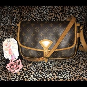 Beautiful vintage Lv Solonge Crossbody